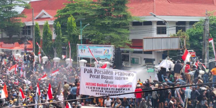 Demo 13 Agustus di Pati Ricuh, Massa Ditembak Gas Air Mata