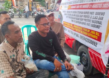 Warga Pati Nobar Bupati Sudewo Diperiksa KPK di Posko Donasi