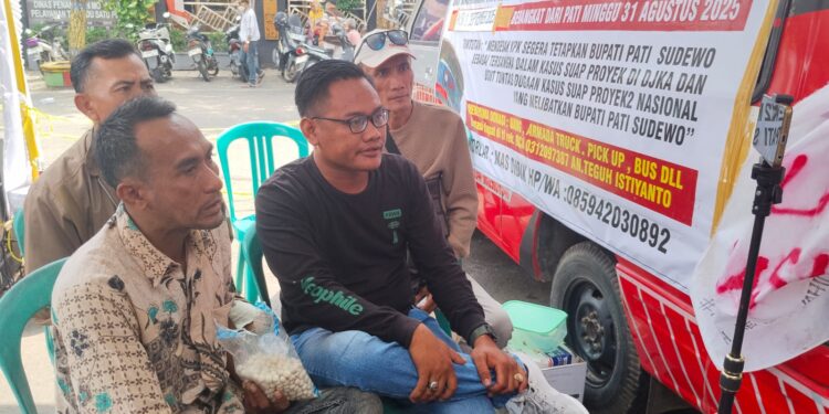 Warga Pati Nobar Bupati Sudewo Diperiksa KPK di Posko Donasi