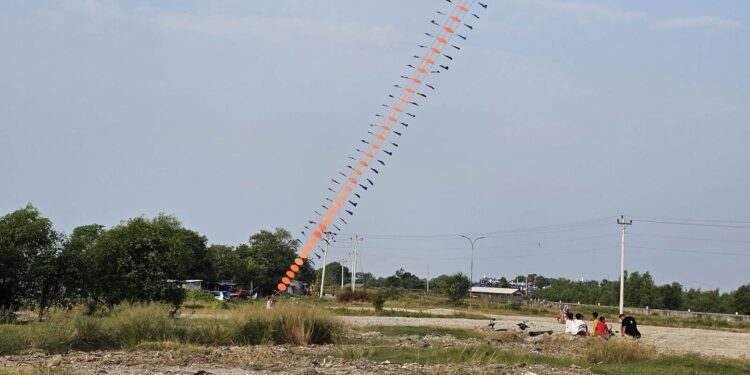 Lupakan Ponsel, Anak-Anak di Juwana Isi Liburan dengan Main Layangan Naga