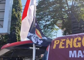Warga Pati Kibarkan Bendera One Piece di Posko Open Donasi Demo PBB-P2