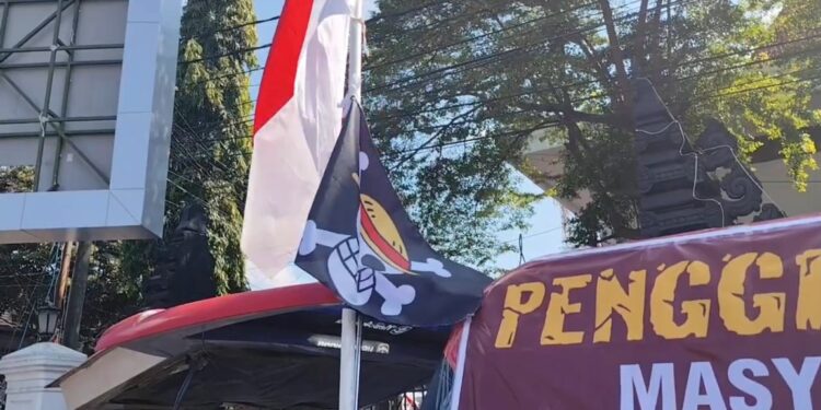 Warga Pati Kibarkan Bendera One Piece di Posko Open Donasi Demo PBB-P2