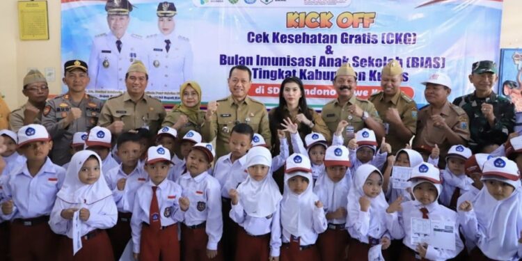 Bupati dan Wabup Kudus Tinjau Cek Kesehatan Gratis di SDN 01 Cendono 