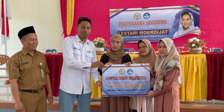 Lestari Moerdijat Salurkan 400 Beasiswa PIP ke Pelajar Warga Desa Terban