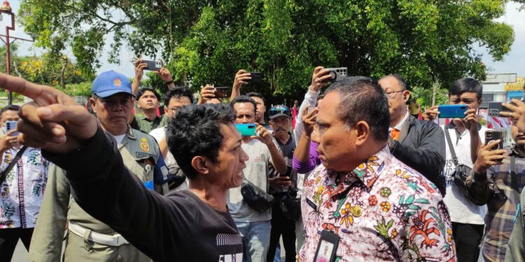 Penertiban Posko Penggalangan Donasi Demo Tolak PBB-P2 Ricuh!