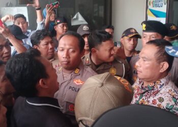 Panas! Puluhan Warga Geruduk Satpol PP Pati Minta Kembalikan Donasi