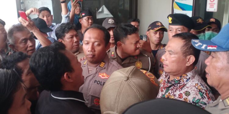 Panas! Puluhan Warga Geruduk Satpol PP Pati Minta Kembalikan Donasi