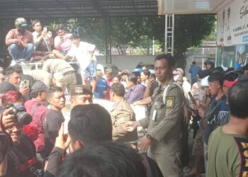 Massa Kepung Kantor Satpol PP Pati, Minta Barang Donasi Dikembalikan