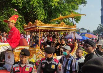 Bupati Sudewo dan Riyoso Disoraki Warga saat Kirab Boyongan Hari Jadi Pati