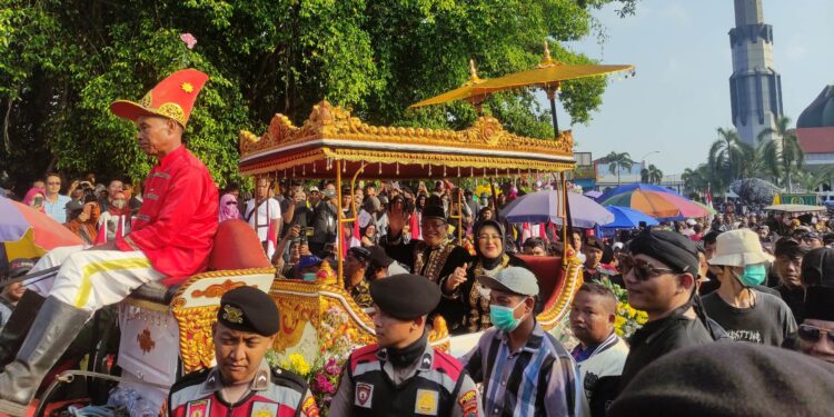 Bupati Sudewo dan Riyoso Disoraki Warga saat Kirab Boyongan Hari Jadi Pati