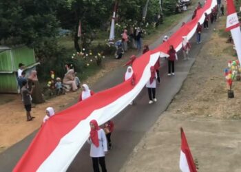 Semarak 17 Agustus, Warga Bantrung Jepara Kibarkan Bendera Merah Putih 1 KM
