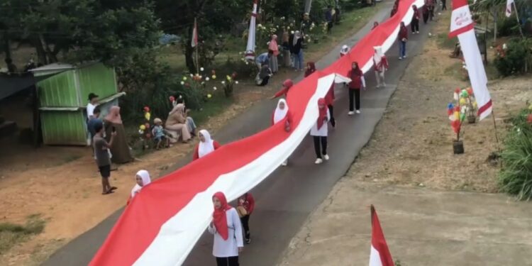 Semarak 17 Agustus, Warga Bantrung Jepara Kibarkan Bendera Merah Putih 1 KM
