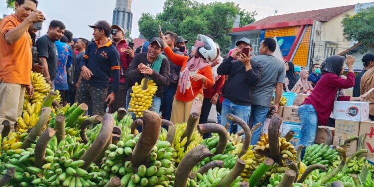 Warga Gunungsari Pati Kirim Pisang 3 Pikap ke Posko Demo 13 Agustus