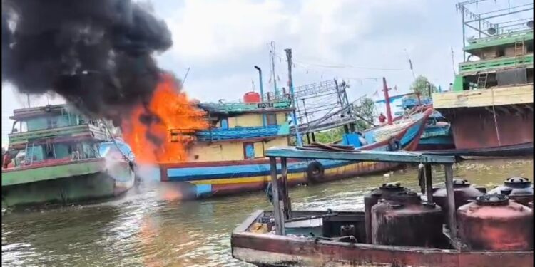 Satu Kapal di Juwana Terbakar, Kerugian Ditaksir Puluhan Juta Rupiah