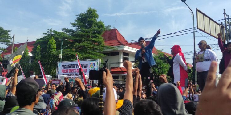Massa Demo 13 Agustus Mulai Banjiri Alun-Alun Pati, Teriakan Lengserkan Sudewo Menggema
