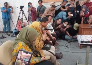 Merasa Dicurangi, Eks Pegawai RSUD Soewondo Menangis di Depan Pansus Pemakzulan Bupati