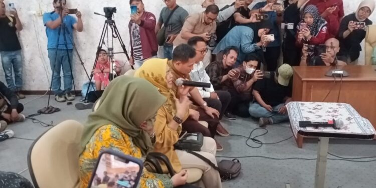 Merasa Dicurangi, Eks Pegawai RSUD Soewondo Menangis di Depan Pansus Pemakzulan Bupati