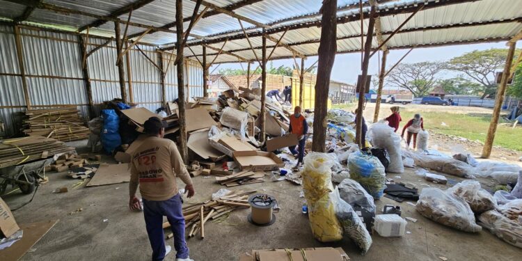 Gandeng Pabrik Sepatu, PT PPU Berdayakan Warga Batangan Pati untuk Olah Limbah