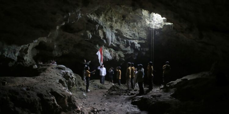 Khidmatnya Upacara HUT ke-80 RI di Gua Larangan Pati yang Eksotis