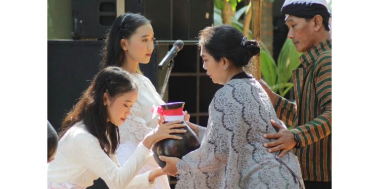 Jaga Warisan Leluhur, Prosesi “Ngangsu Banyu” di Rejosari Kudus Hadirkan Pameran Puisi Rupa