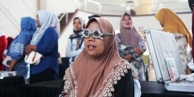Amartha Beri Layanan Periksa Kesehatan Mata dan Bagikan Kacamata Gratis