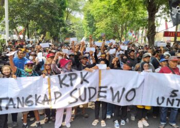 Surati KPK Segera Tangkap Sudewo, Ratusan Warga Pati Jalan Kaki ke Kantor Pos