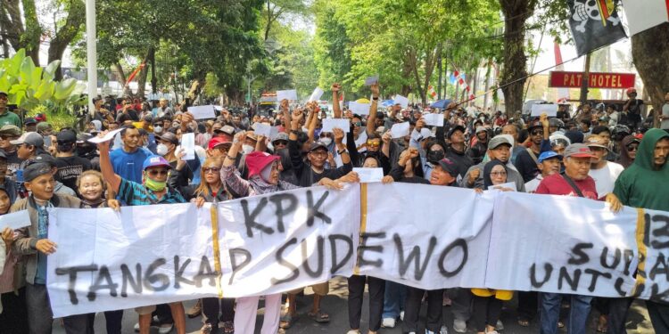 Surati KPK Segera Tangkap Sudewo, Ratusan Warga Pati Jalan Kaki ke Kantor Pos