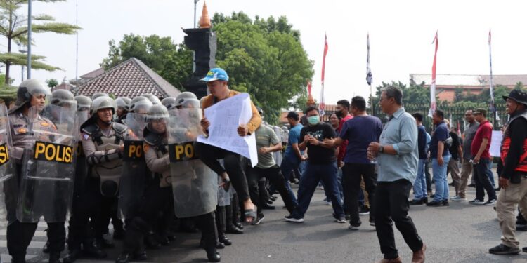 Polres Kudus Latihan Pengamanan Demo Ricuh
