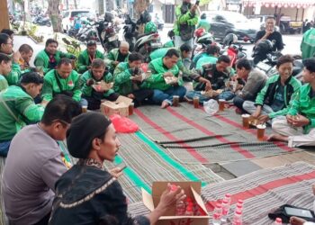 Puluhan Ojol Pati Doakan Affan Kurniawan yang Tewas Dilindas Rantis Brimob