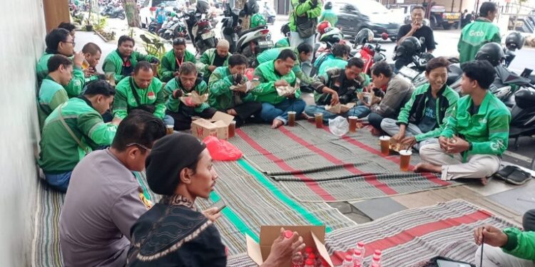 Puluhan Ojol Pati Doakan Affan Kurniawan yang Tewas Dilindas Rantis Brimob