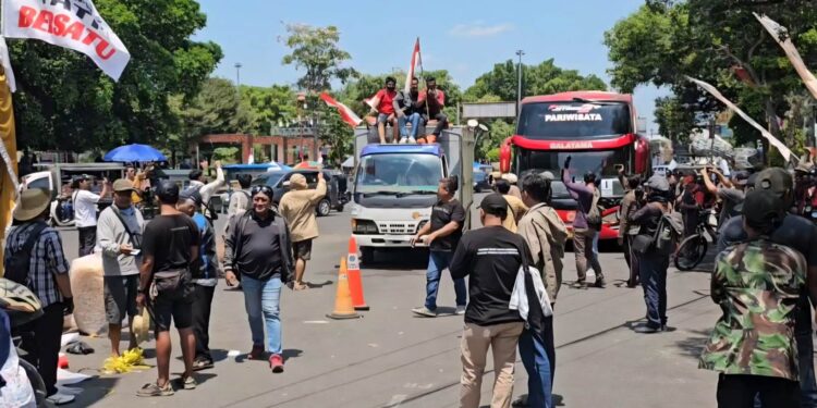 Massa Demo KPK Tuntut Sudewo jadi Tersangka Mulai Penuhi Alun-Alun Pati