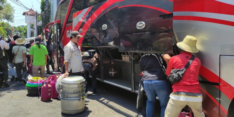 Warga Pati Demo ke KPK Bawa Bahan Makanan dan Peralatan Dapur