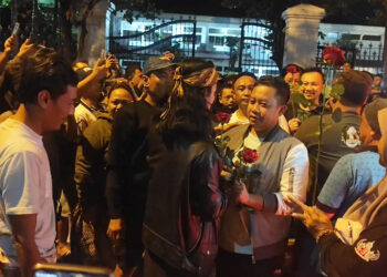 Ketua Pansus Pemakzulan Sudewo Terharu Dihadiahi Mawar Setibanya di Pati dari BKN