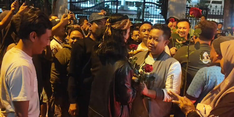 Ketua Pansus Pemakzulan Sudewo Terharu Dihadiahi Mawar Setibanya di Pati dari BKN