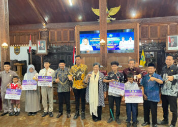 Lestari Moerdijat Serahkan Beasiswa PIP pada 2.500 Anak Pengukir di Jepara