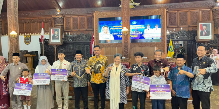 Lestari Moerdijat Serahkan Beasiswa PIP pada 2.500 Anak Pengukir di Jepara