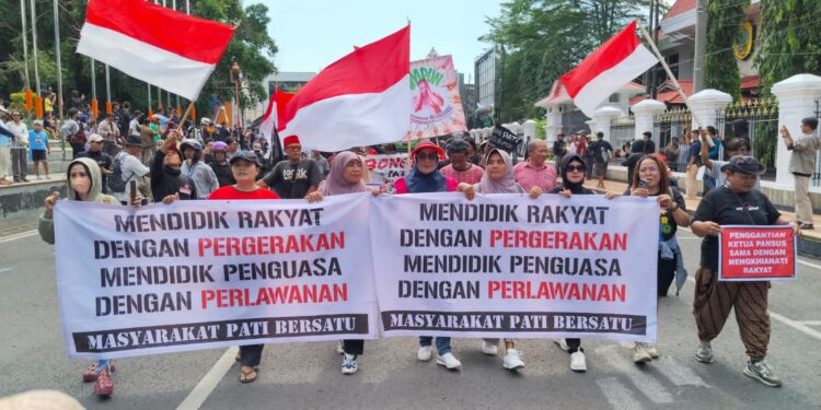 Inilah 13 Tuntutan Masyarakat Pati Bersatu saat Demo di Depan DPRD Pati