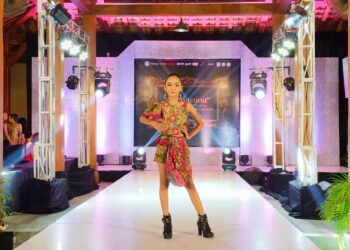 Aksi Menggemaskan para Model Cilik di Rembang Berlenggak-Lenggok di Catwalk