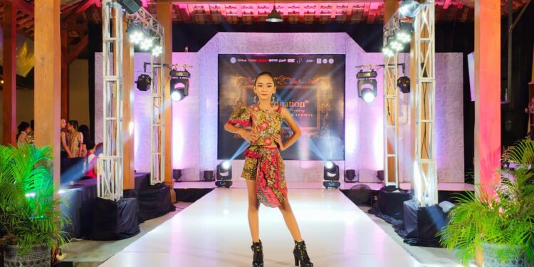 Aksi Menggemaskan para Model Cilik di Rembang Berlenggak-Lenggok di Catwalk