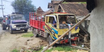 Kecelakaan Maut di Ngantru Pati, Truk Tabrak Motor dan Warung, 1 Tewas 2 Luka