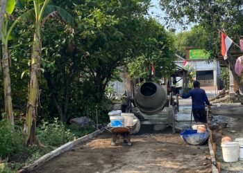 Kesal Tak Ada Perhatian, Warga Desa Curug Grobogan Swadaya Perbaiki Jalan Rusak