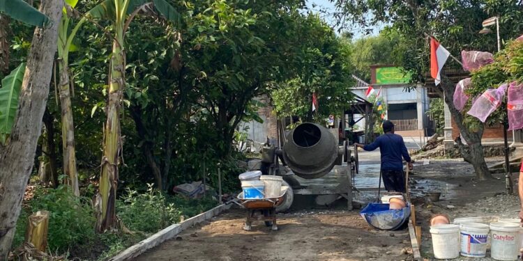 Kesal Tak Ada Perhatian, Warga Desa Curug Grobogan Swadaya Perbaiki Jalan Rusak