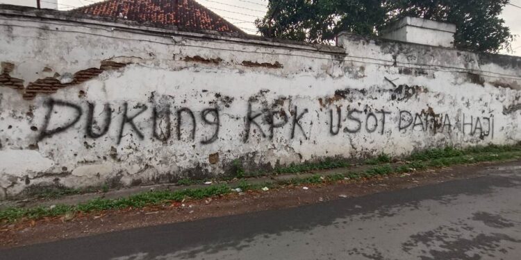 Viral Aksi Vandalisme Dukung KPK Usut Tuntas Kasus Korupsi Kuota Haji di Rembang