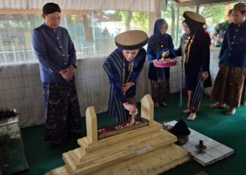 Hari Jadi ke-476 Kudus, Sam’ani-Bellinda Tabur Bunga di Makam Bupati Kudus