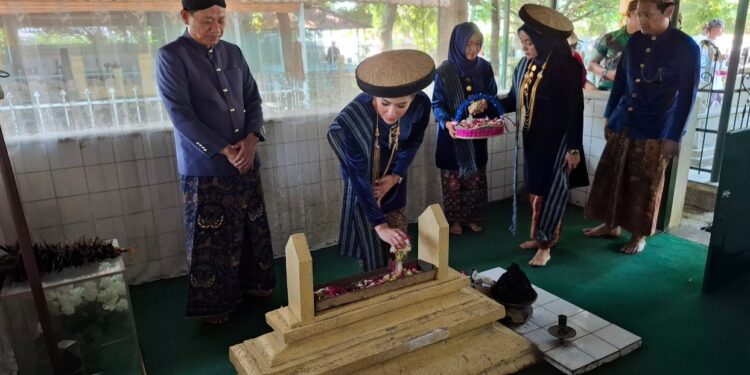 Hari Jadi ke-476 Kudus, Sam’ani-Bellinda Tabur Bunga di Makam Bupati Kudus