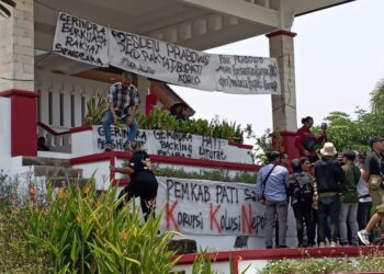 MPB Lampiaskan Kekecewaan pada Gerindra dengan Pasang Spanduk di DPRD Pati