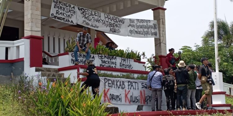 MPB Lampiaskan Kekecewaan pada Gerindra dengan Pasang Spanduk di DPRD Pati