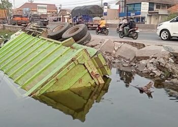 Jalan Pantura Demak Ambrol, Truk Pasir Njungkel ke Sungai