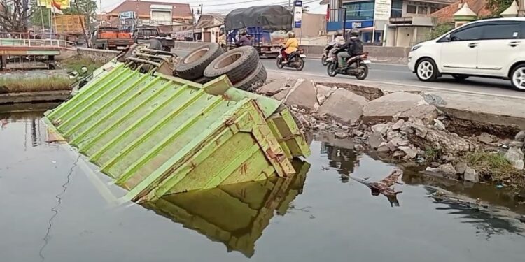 Jalan Pantura Demak Ambrol, Truk Pasir Njungkel ke Sungai