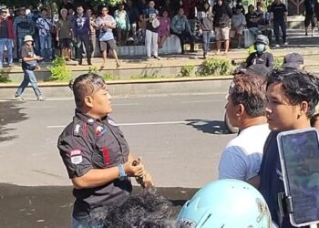 Pria Bersajam Datangi Posko MPB, Tantang Massa Berujung Dikeroyok